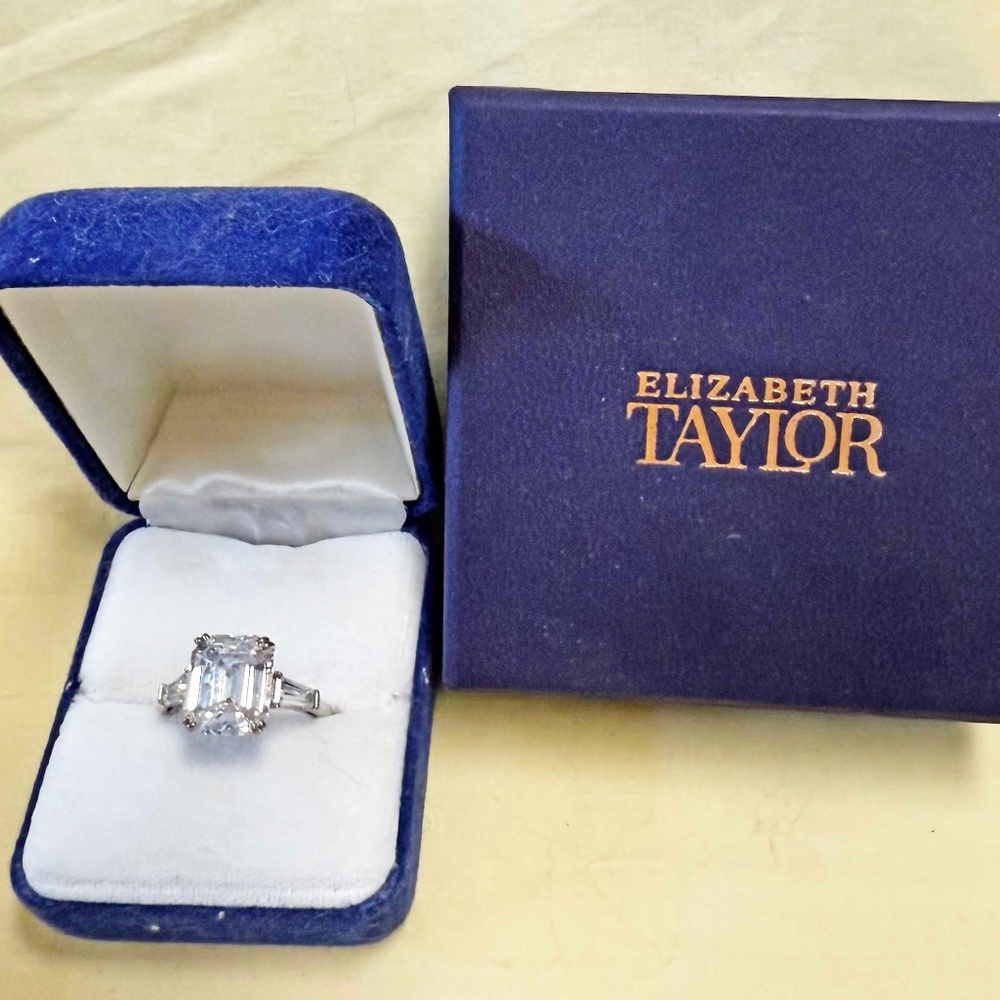 ELIZABETH TAYLOR 7.2ct ASSCHER CUT SIMULATED DIAMOND RING, SIZE 8, CLEAR FACETTE